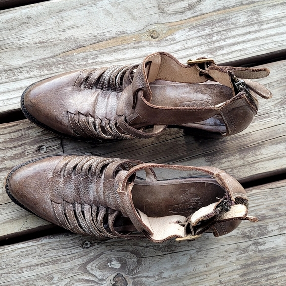 Freebird FB Blake Buckled Heeled Shoes - Picture 9 of 10